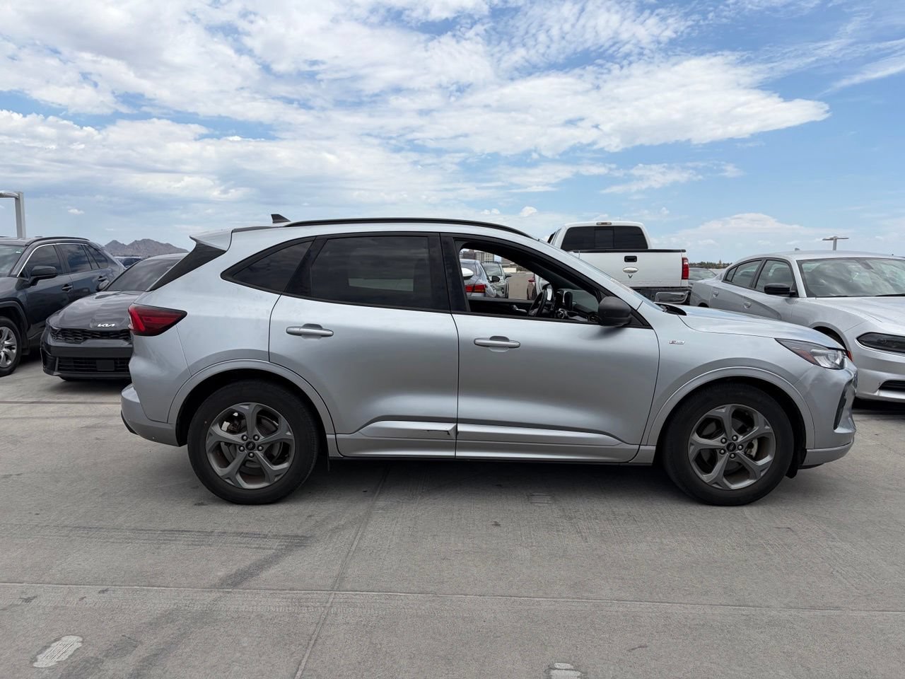 Used 2023 Ford Escape ST-Line FWD image 2