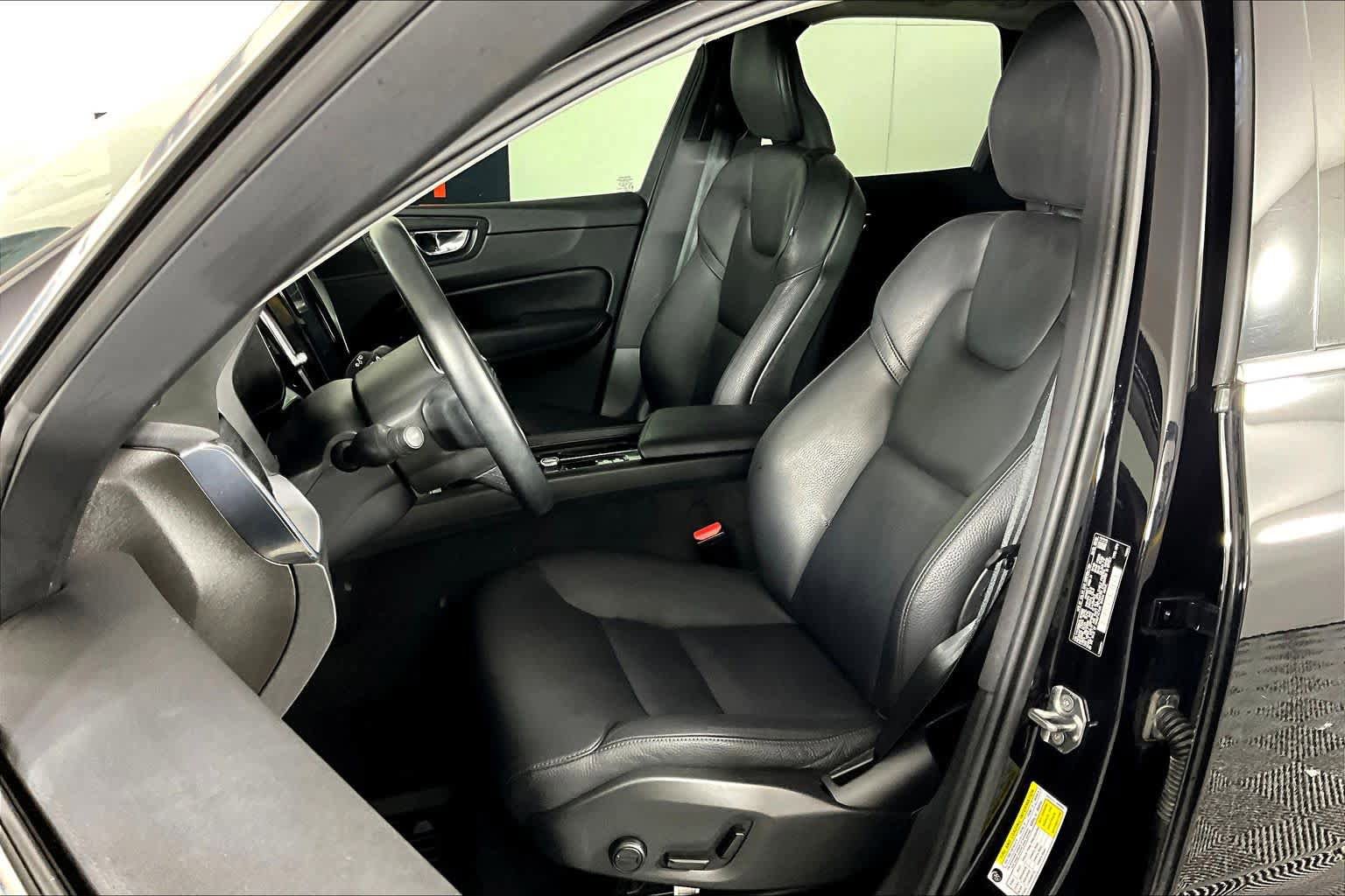 Used 2020 Volvo XC60 T5 Momentum w/ Premium Package image 8