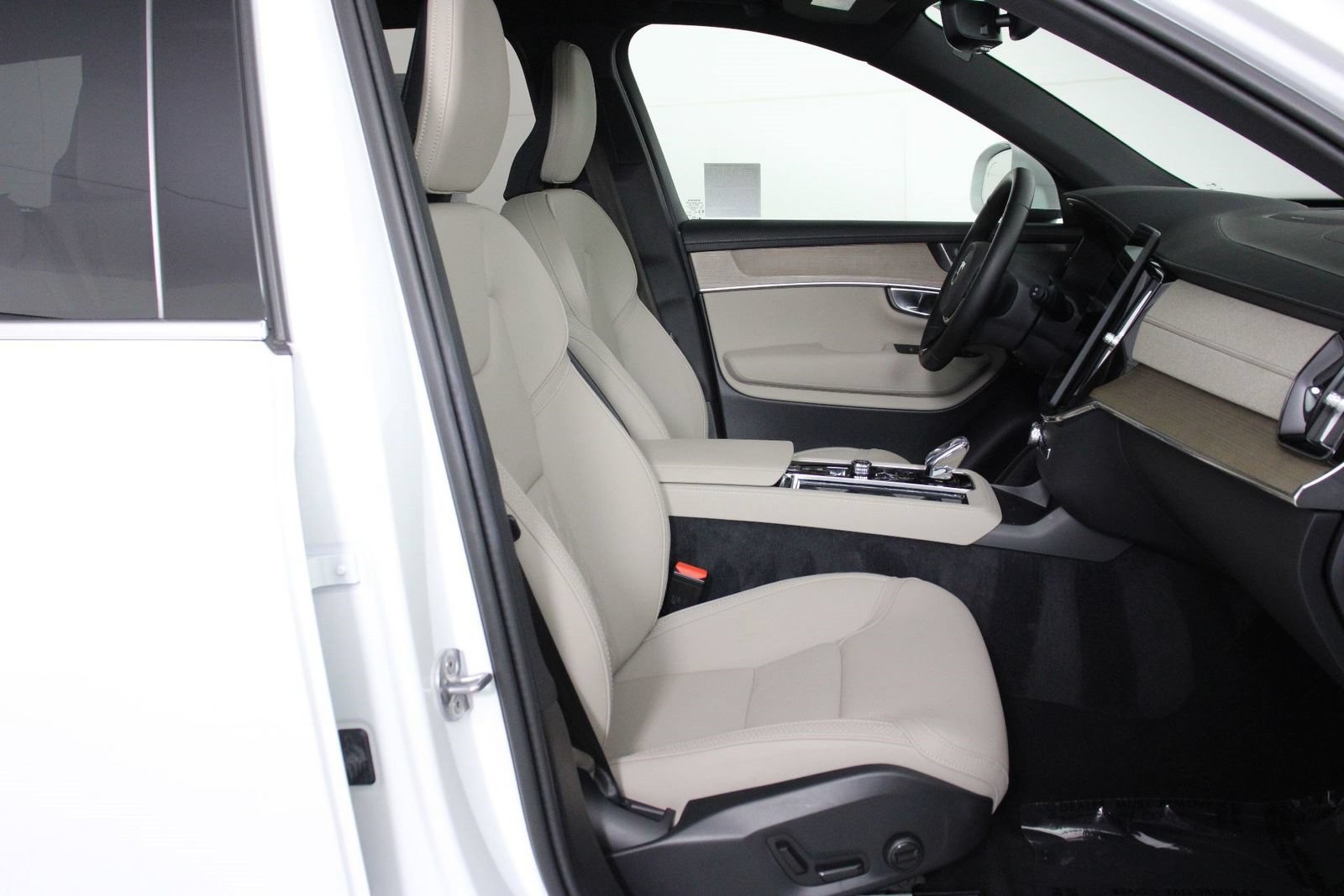 Certified 2026 Volvo XC90 B6 Plus w/ Protection Package Premier AWD/4WD image 29