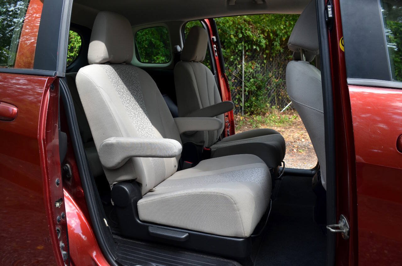 Used 2012 MAZDA MAZDA5 Touring w/ Moonroof & Audio Pkg FWD image 10