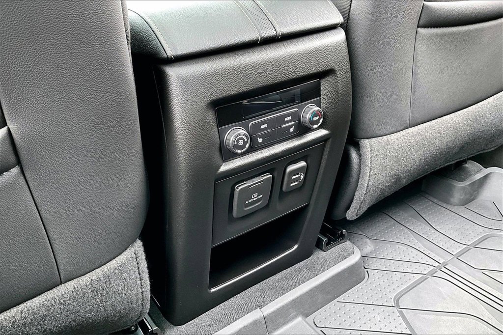 Used 2023 Chevrolet Traverse Premier w/ Redline Edition image 10