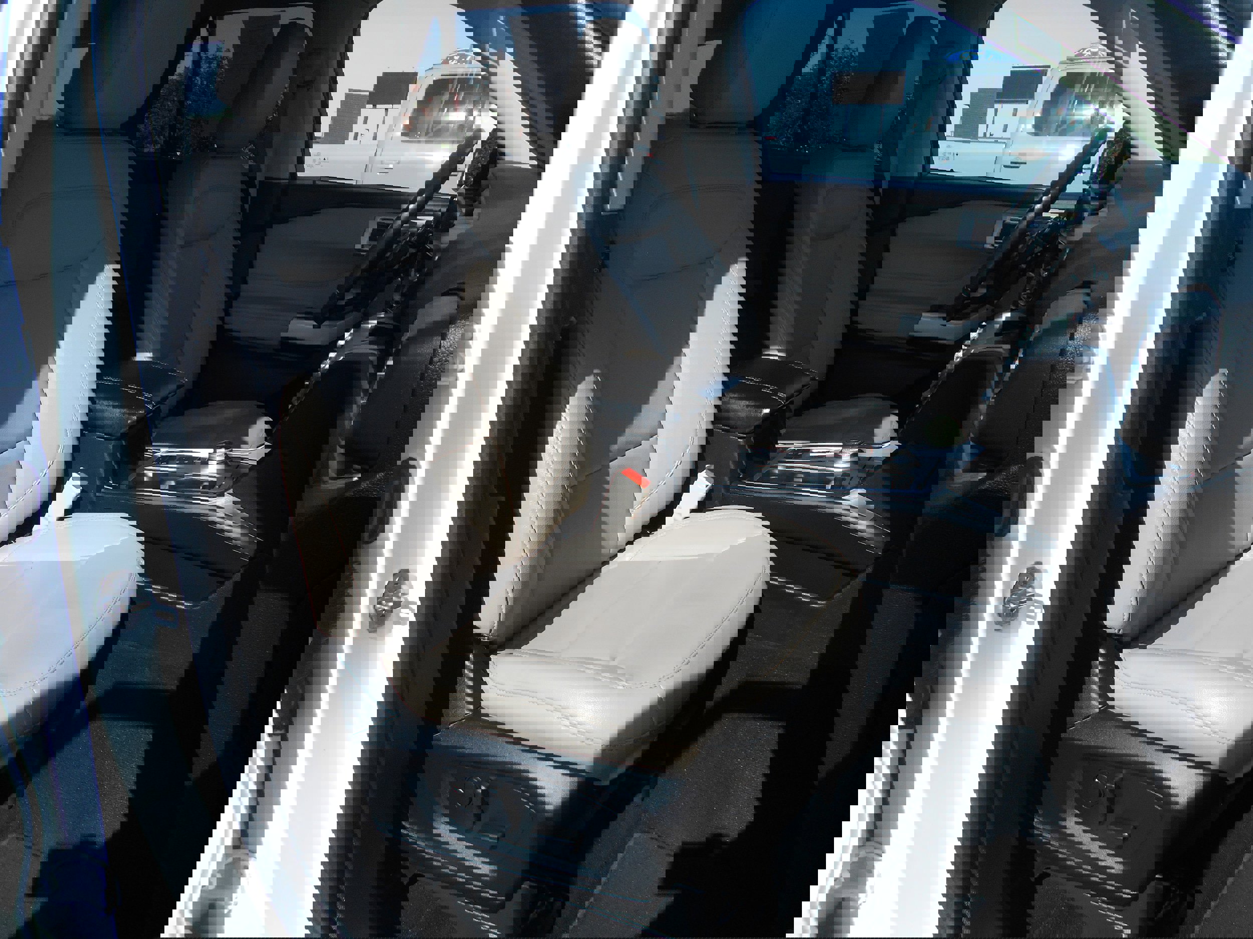 Used 2020 Ford Explorer XLT w/ Equipment Group 202A image 9