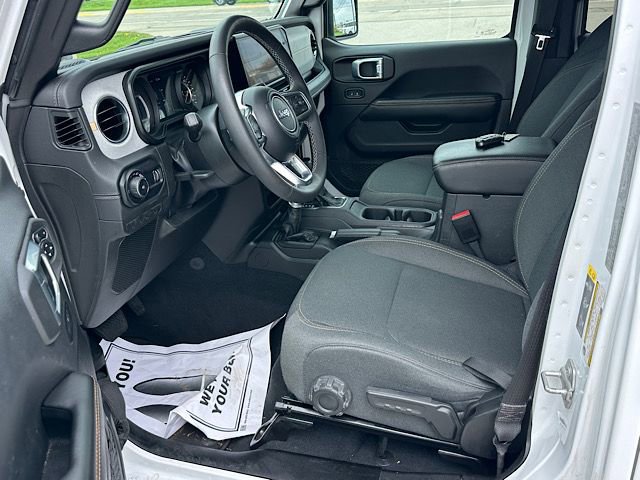 Used 2025 Jeep Wrangler Sahara image 14