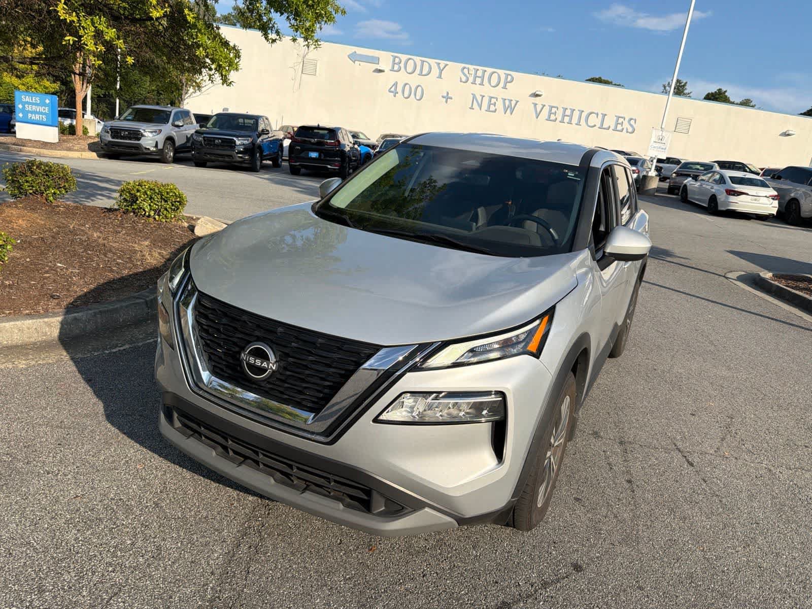 Used 2023 Nissan Rogue SV FWD image 3