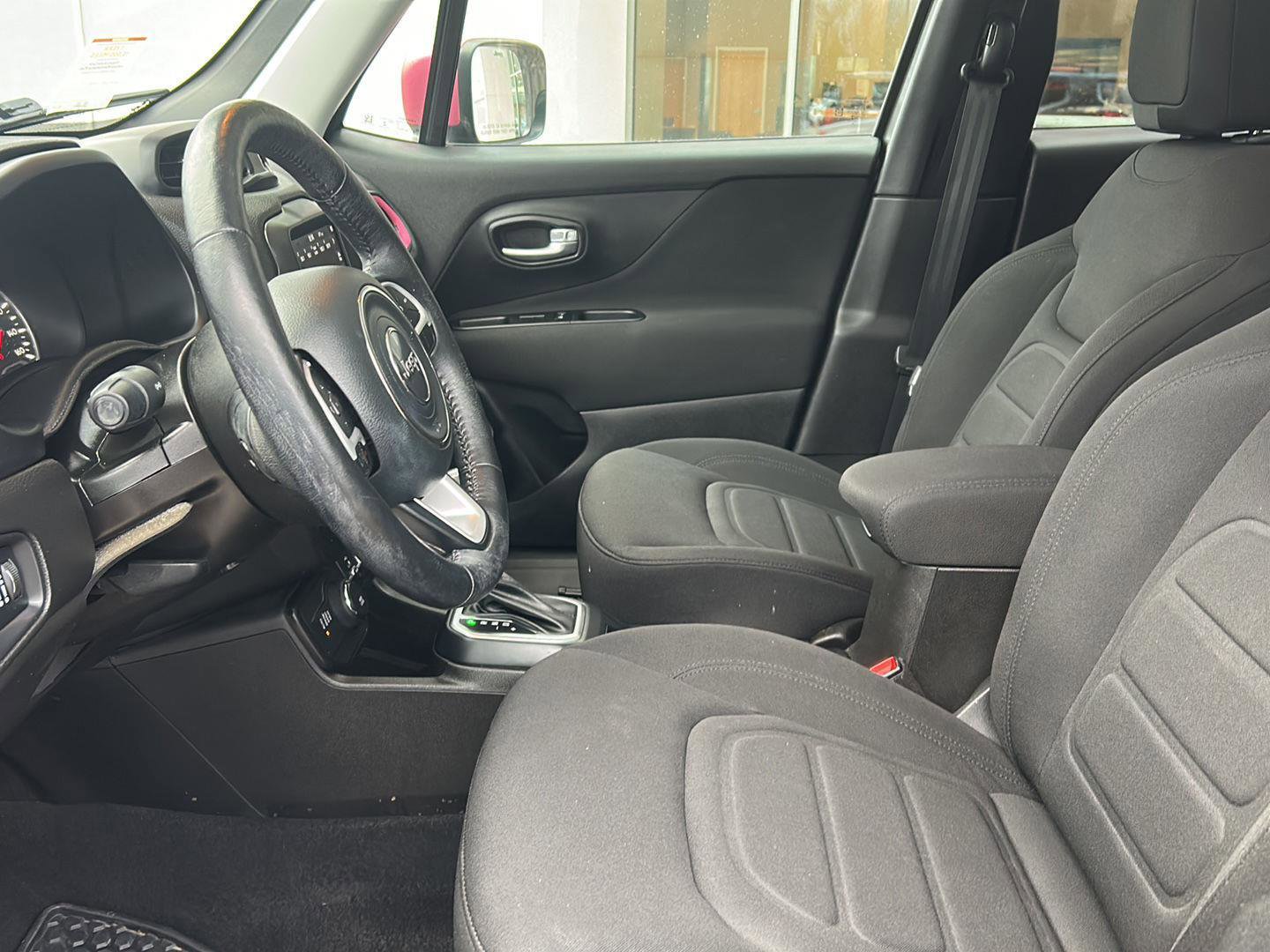 Used 2020 Jeep Renegade Latitude w/ UConnect 8.4 Nav Group image 17