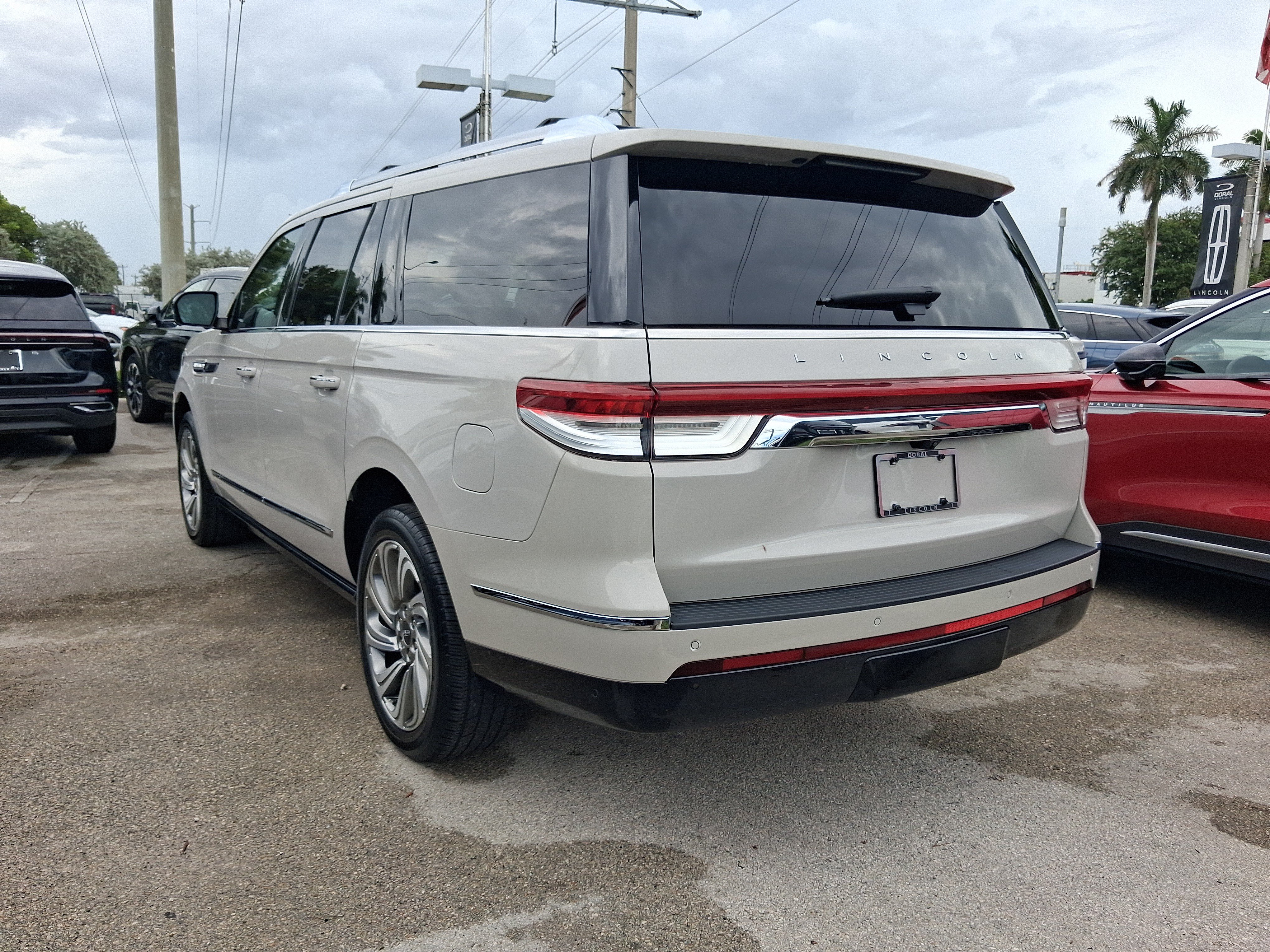Used 2023 Lincoln Navigator L Reserve RWD image 3