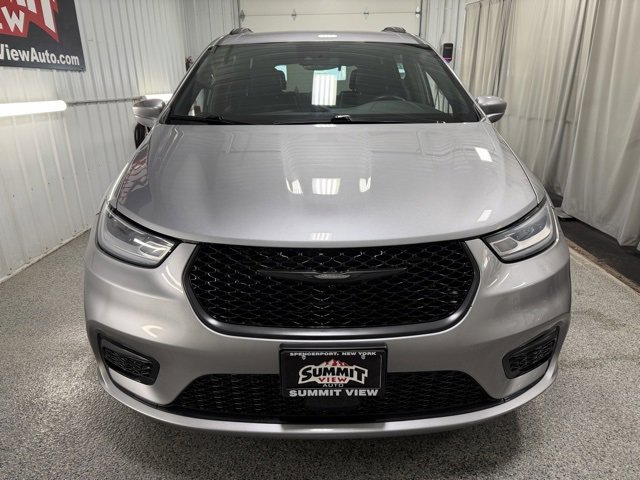 Used 2021 Chrysler Pacifica Touring-L w/ Uconnect Theater Family Group image 2