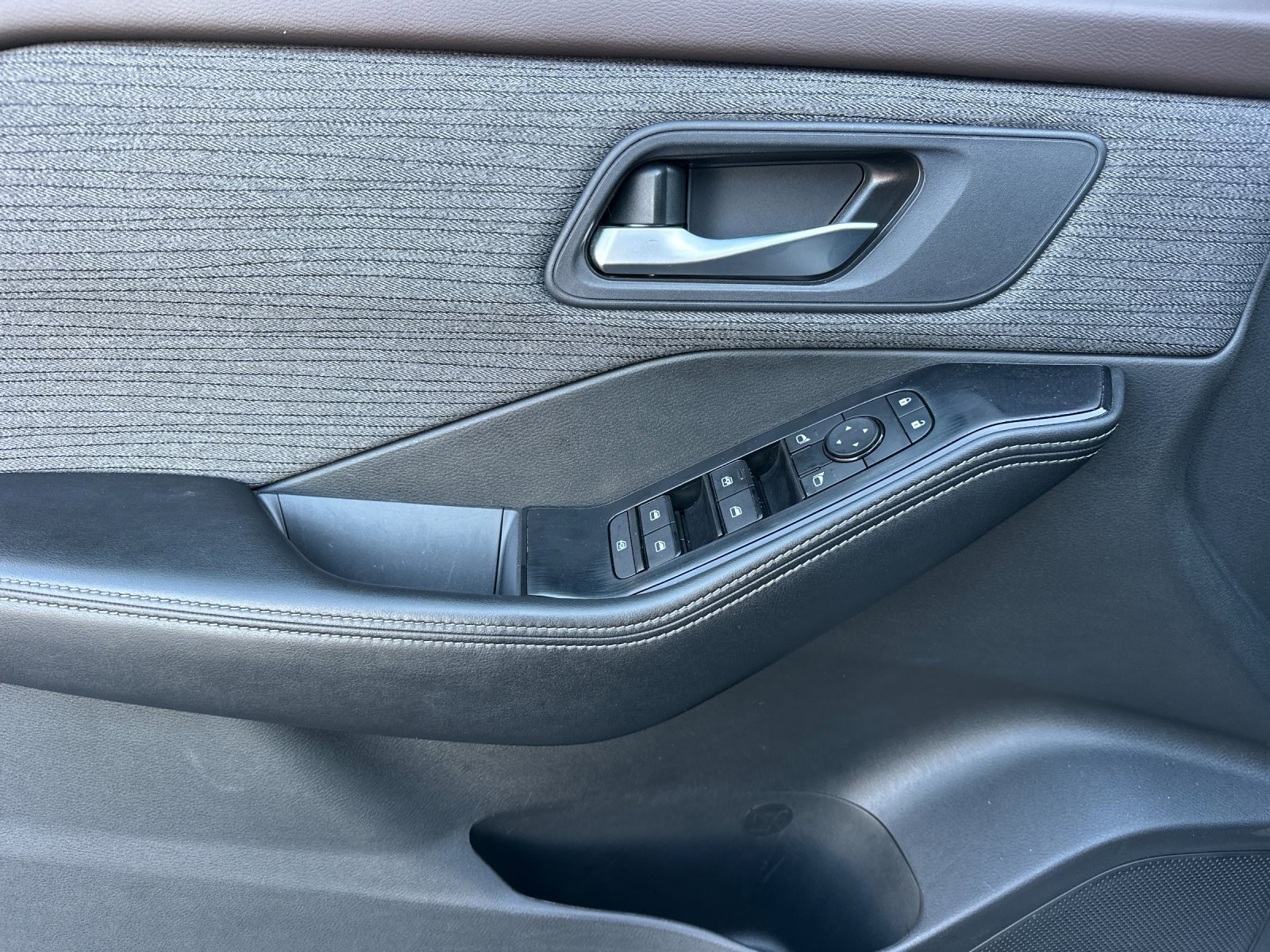 Used 2023 Nissan Rogue SV image 11