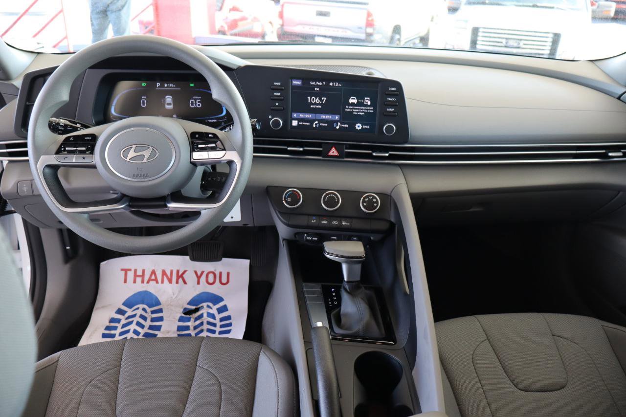 Used 2025 Hyundai Elantra SE image 16