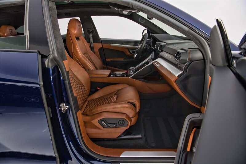 Used 2022 Lamborghini Urus AWD/4WD image 30