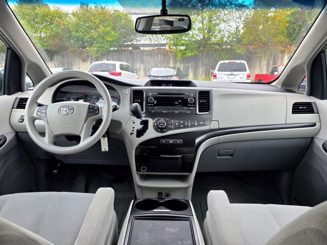Used 2014 Toyota Sienna LE AWD/4WD image 18