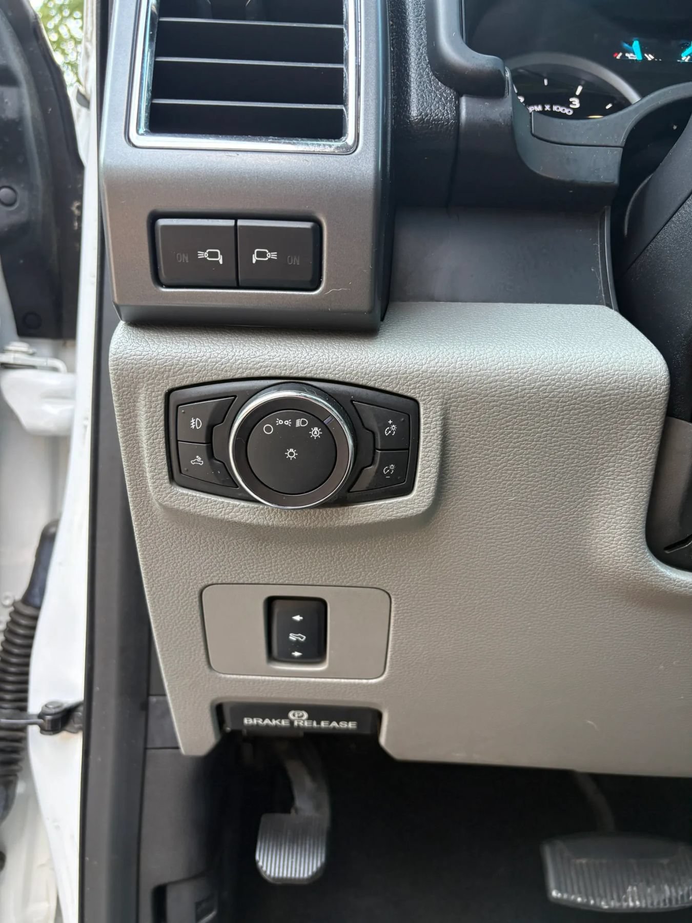 Used 2018 Ford F250 XLT w/ XLT Premium Package AWD/4WD image 18