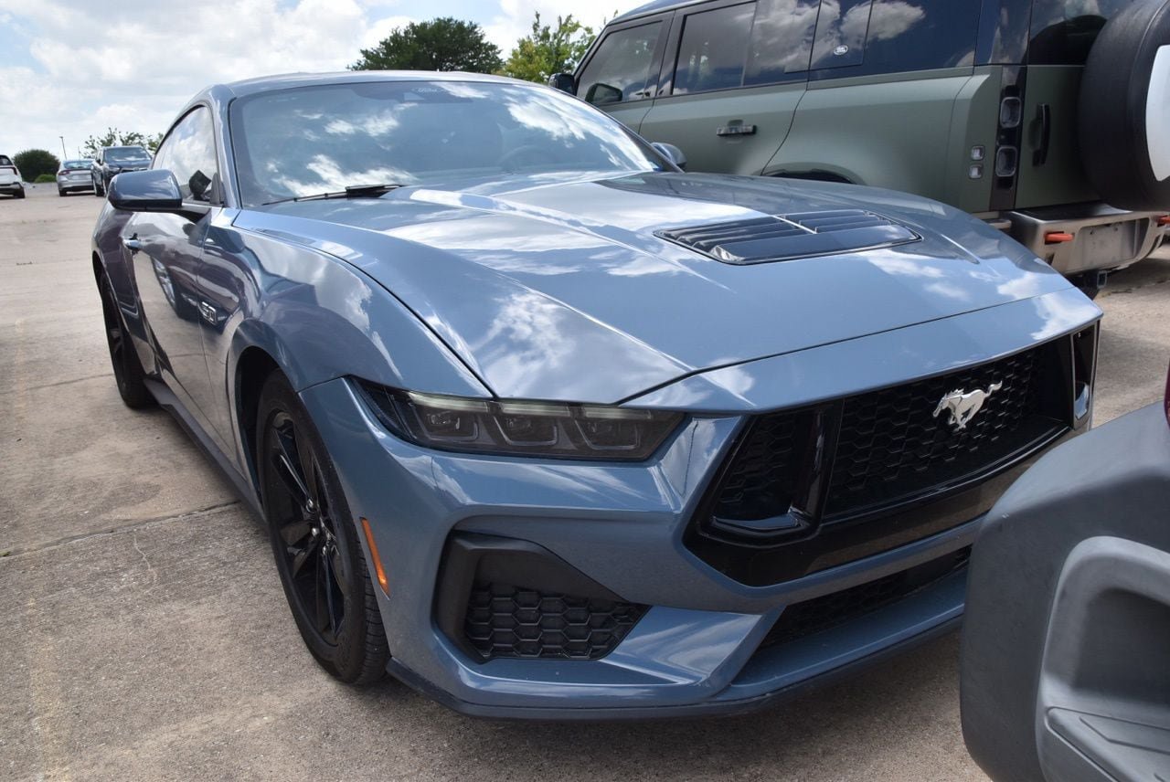 Used 2025 Ford Mustang GT RWD image 3