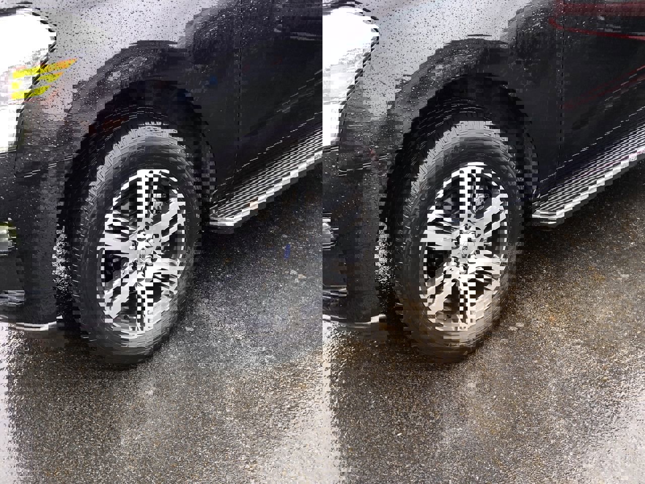 Used 2023 Ford Expedition XLT image 2