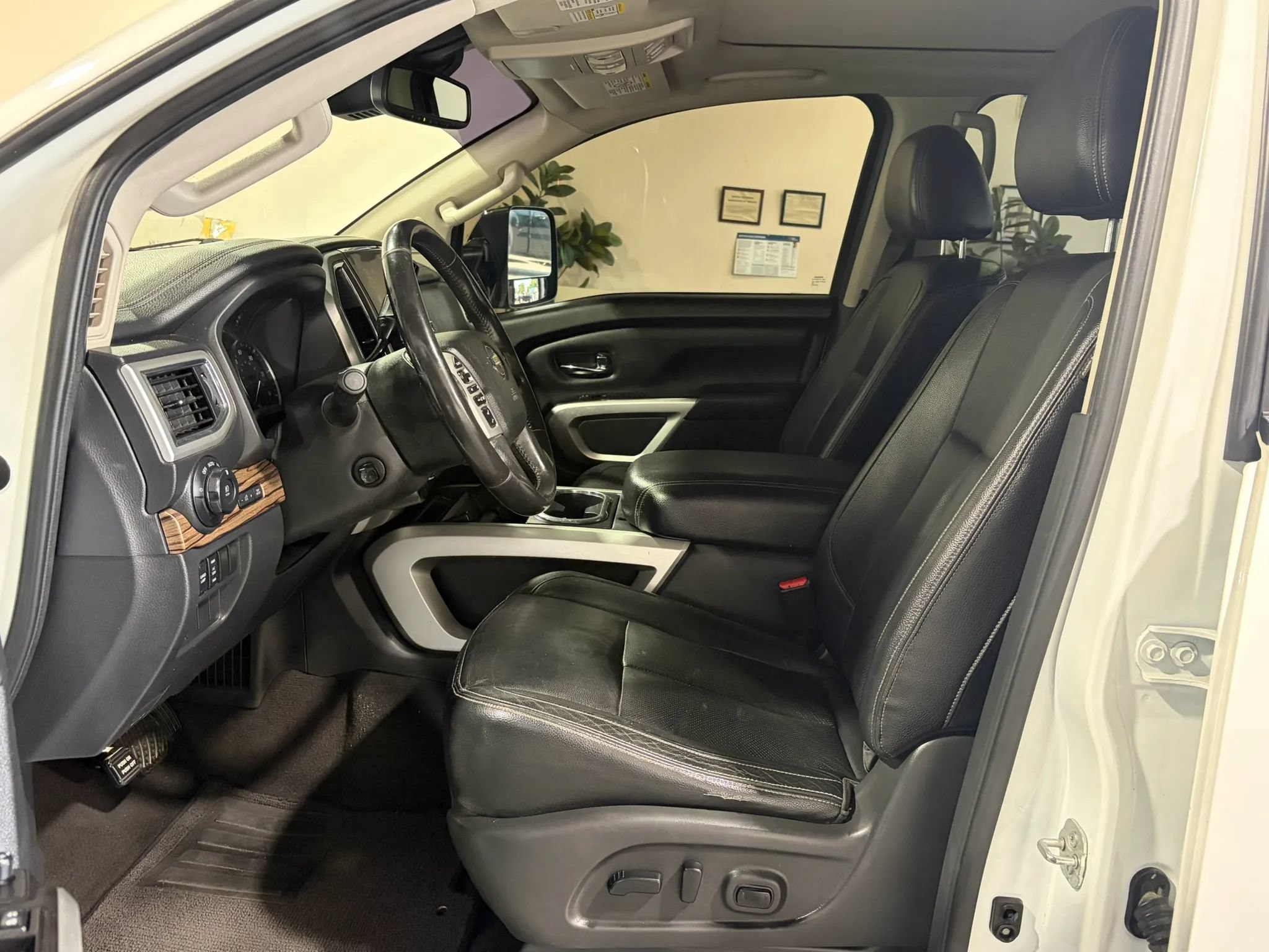 Used 2020 Nissan Titan SL w/ Moonroof Package AWD/4WD image 14