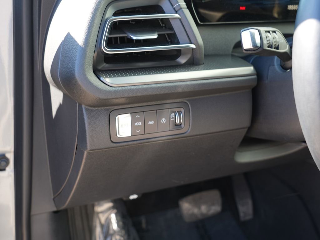 Used 2025 Chevrolet Traverse LT image 17