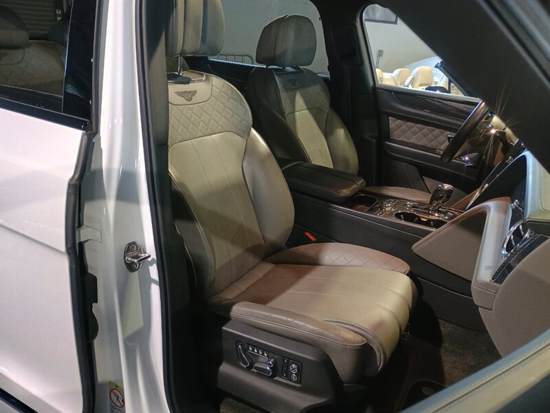 Used 2019 Bentley Bentayga AWD/4WD image 37