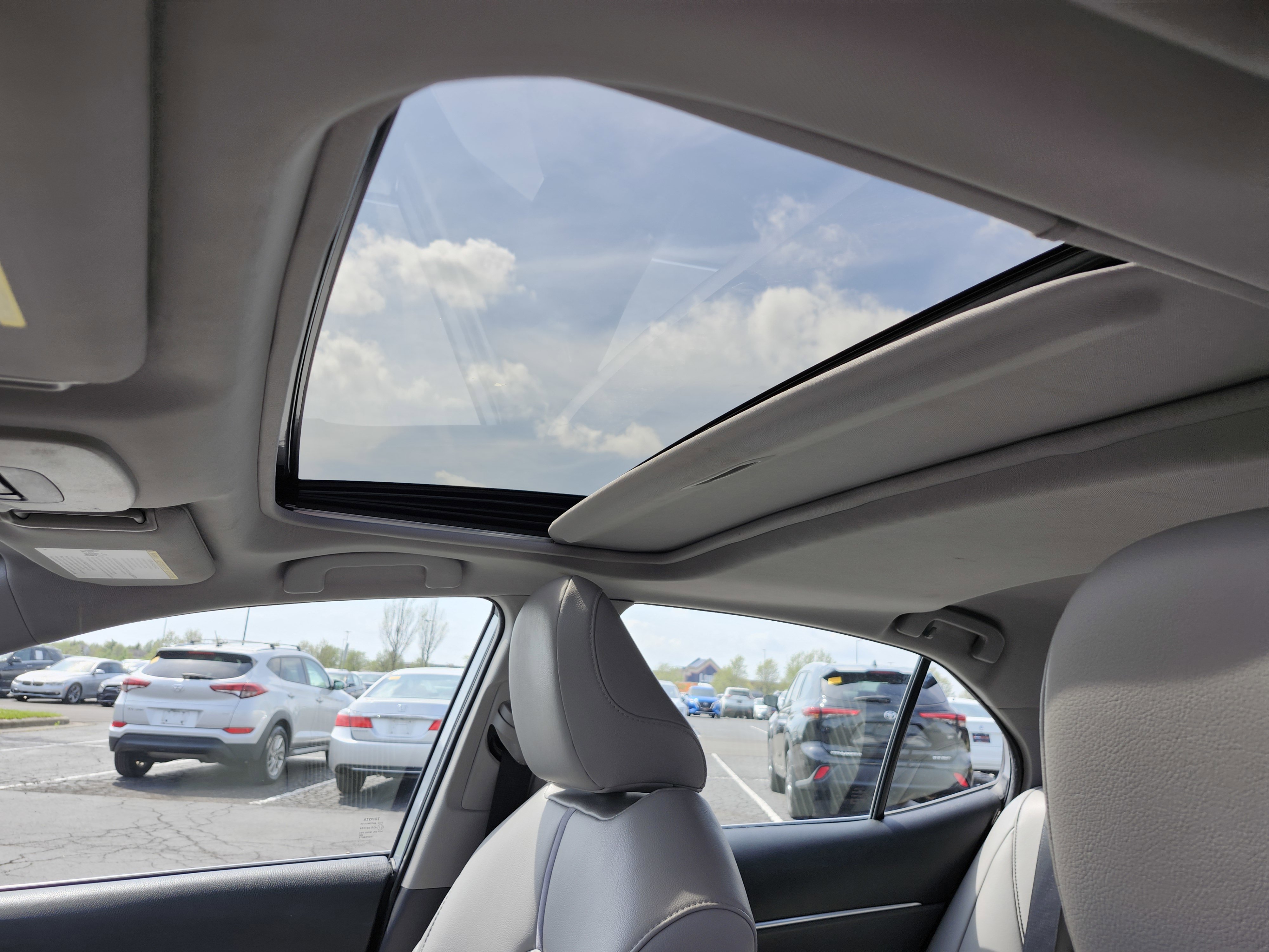 Used 2019 Toyota Camry SE image 2