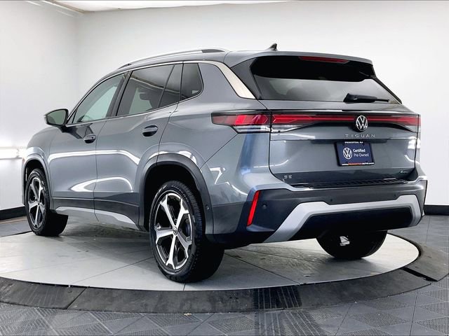 Certified 2025 Volkswagen Tiguan SE w/ Panoramic Sunroof Package image 3