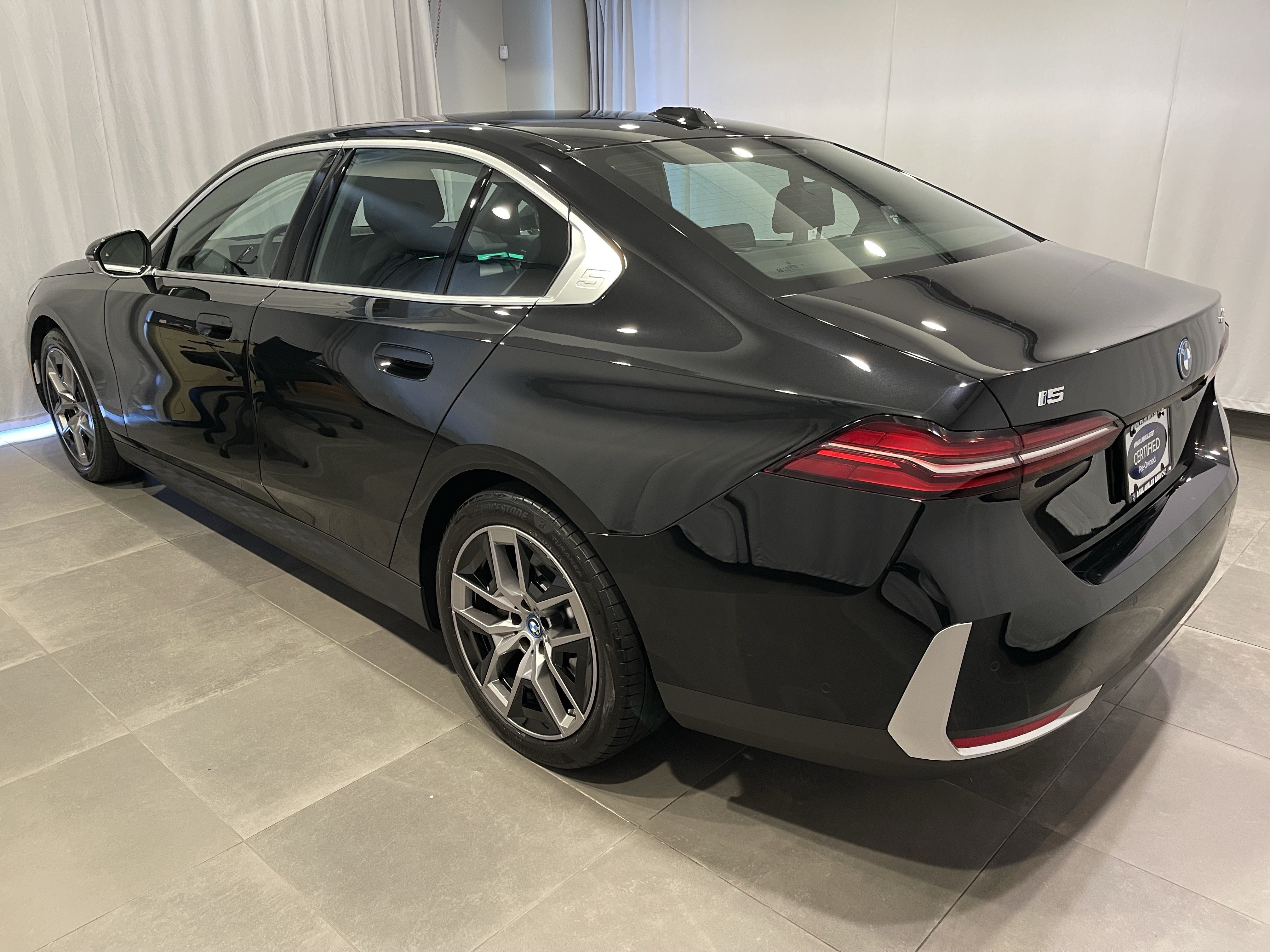 Used 2024 BMW i5 eDrive40i w/ Premium Package RWD image 4