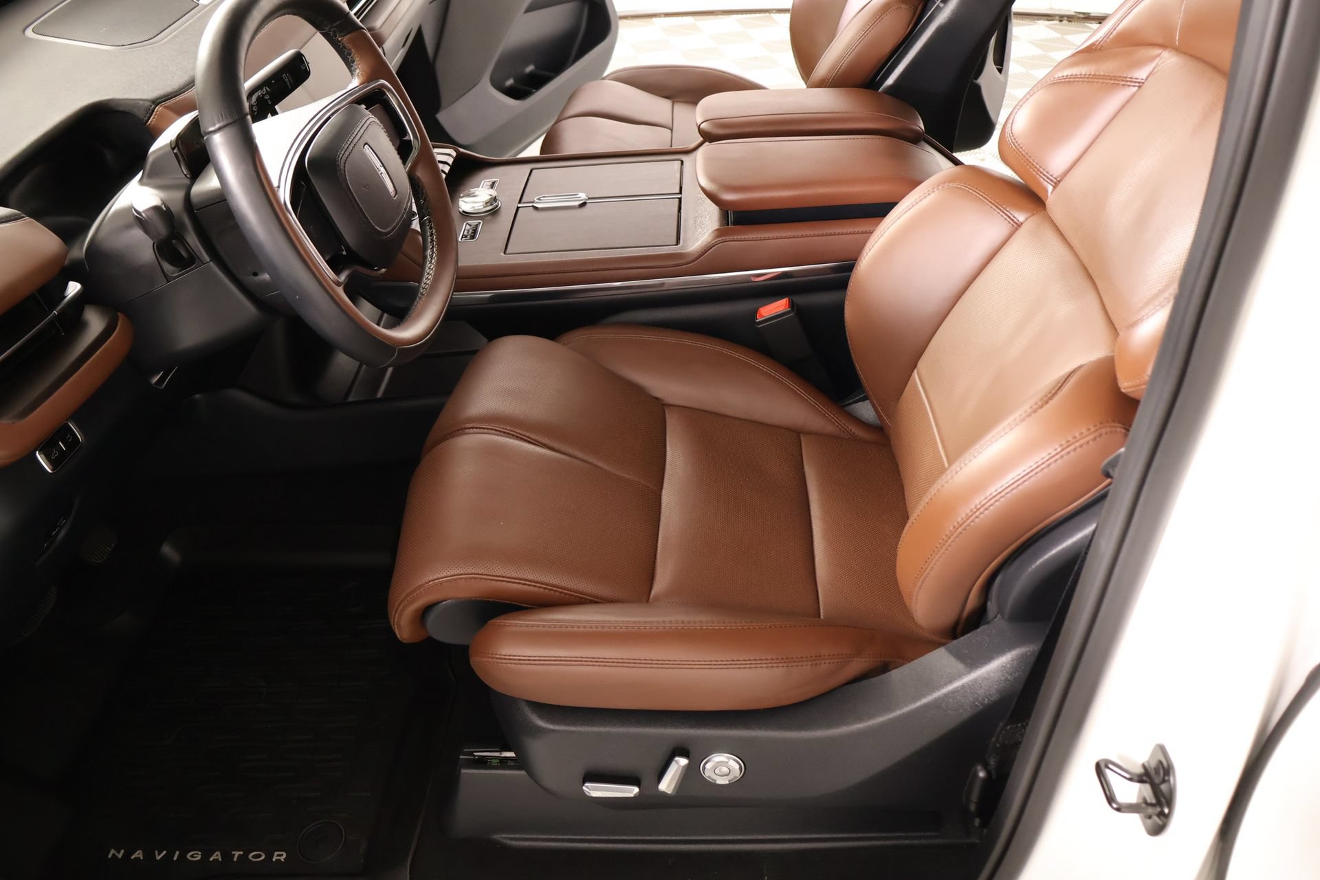 Used 2025 Lincoln Navigator L Reserve AWD/4WD image 12