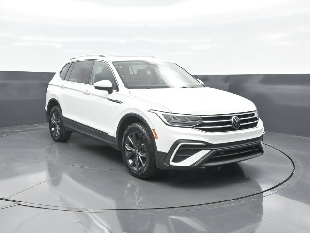 Used 2022 Volkswagen Tiguan SE AWD/4WD image 1