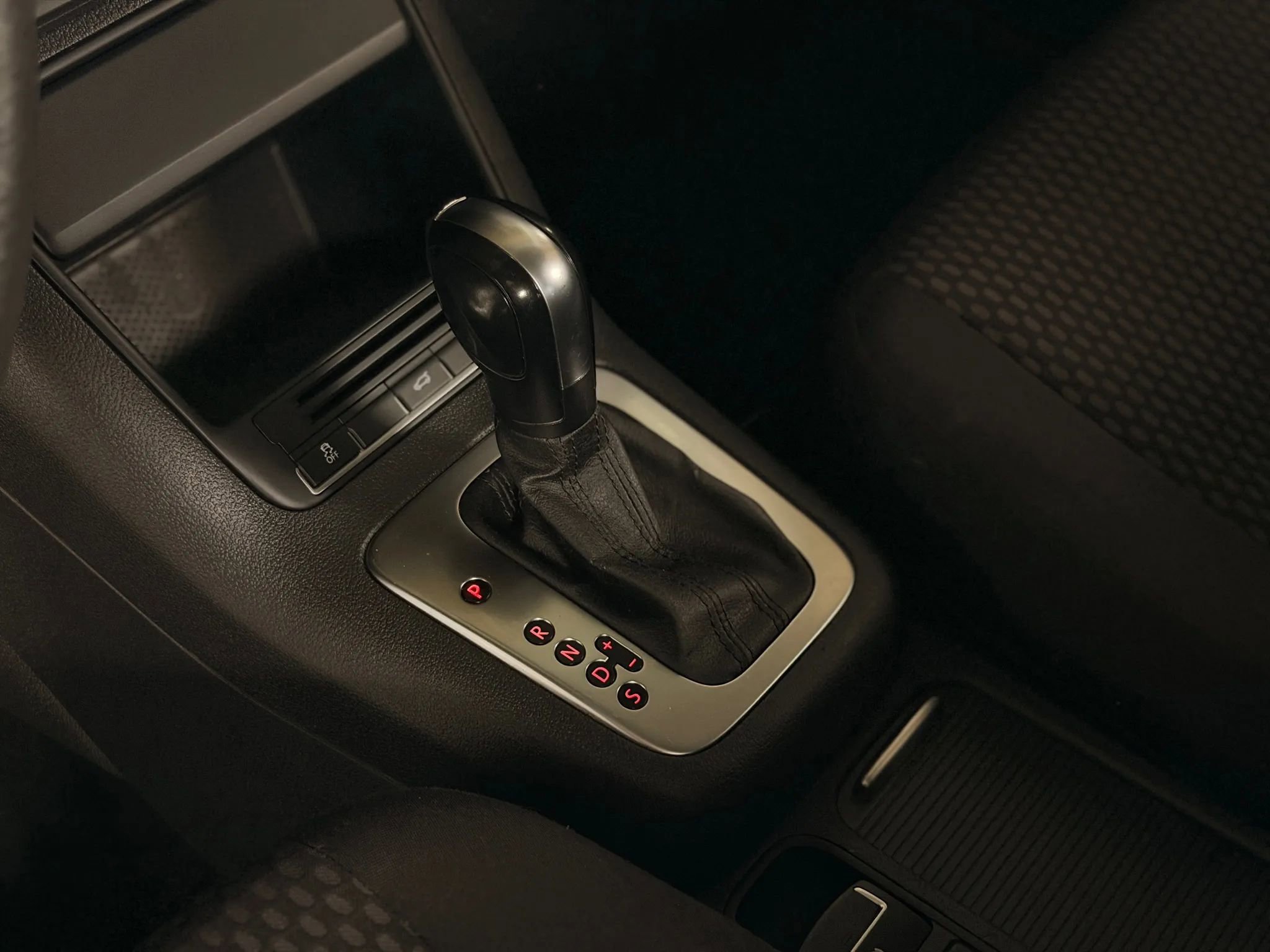 Used 2011 Volkswagen Tiguan S image 38