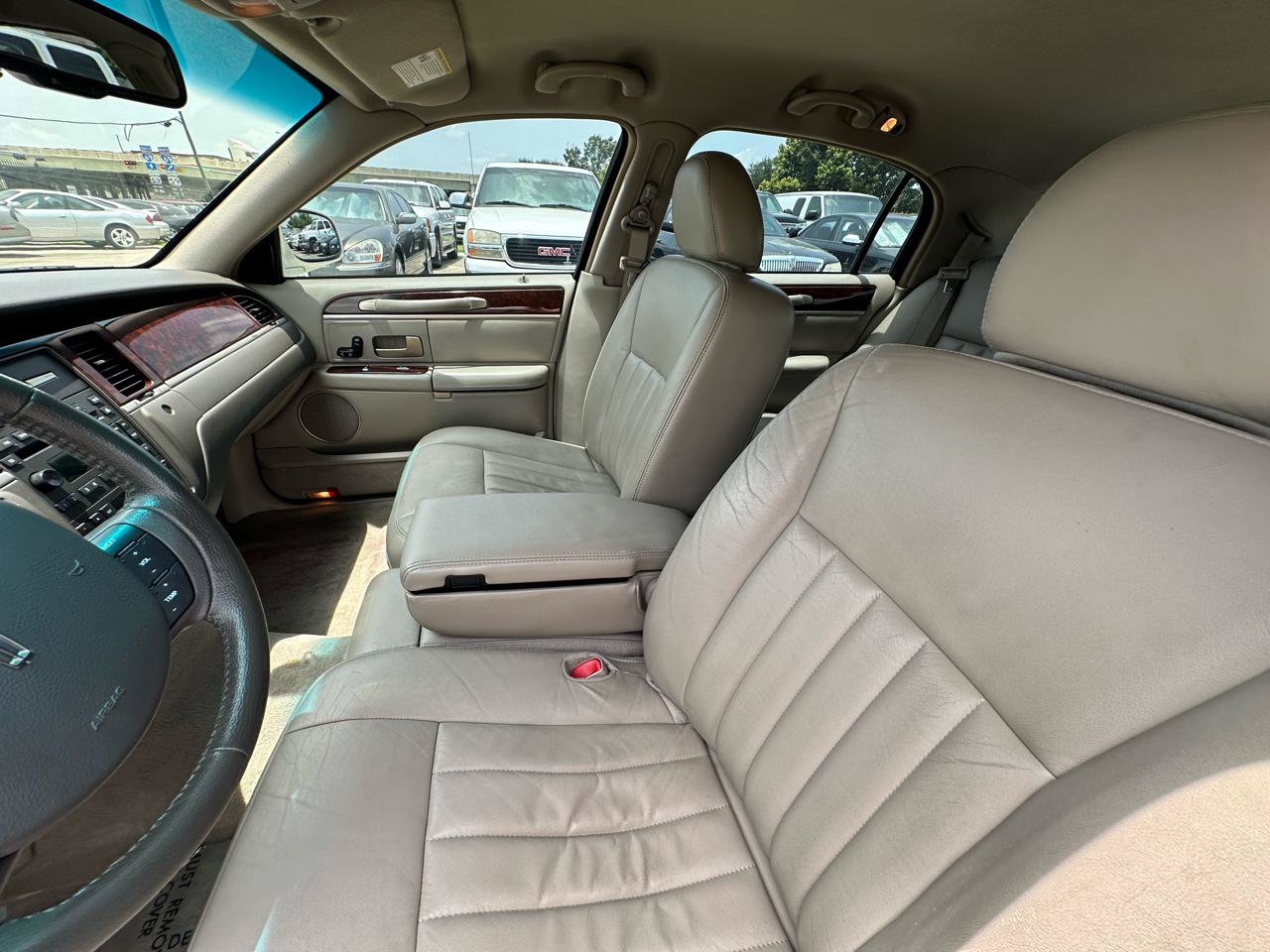 Used 2006 Lincoln Town Car Signature RWD image 26