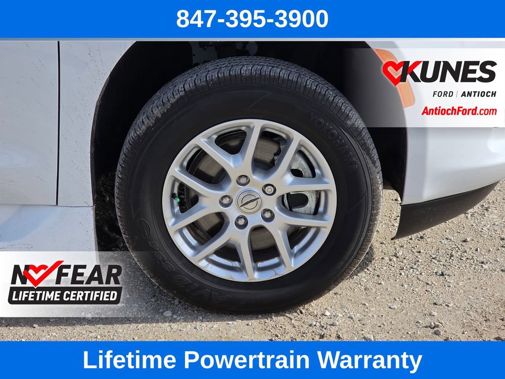 Used 2023 Chrysler Voyager LX image 9