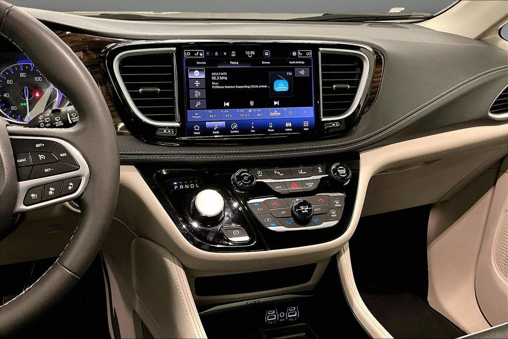 Used 2023 Chrysler Pacifica Limited FWD image 9