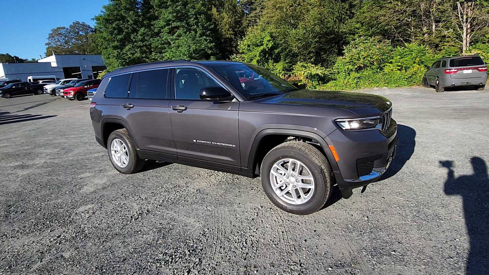 New 2025 Jeep Grand Cherokee L Laredo image 2