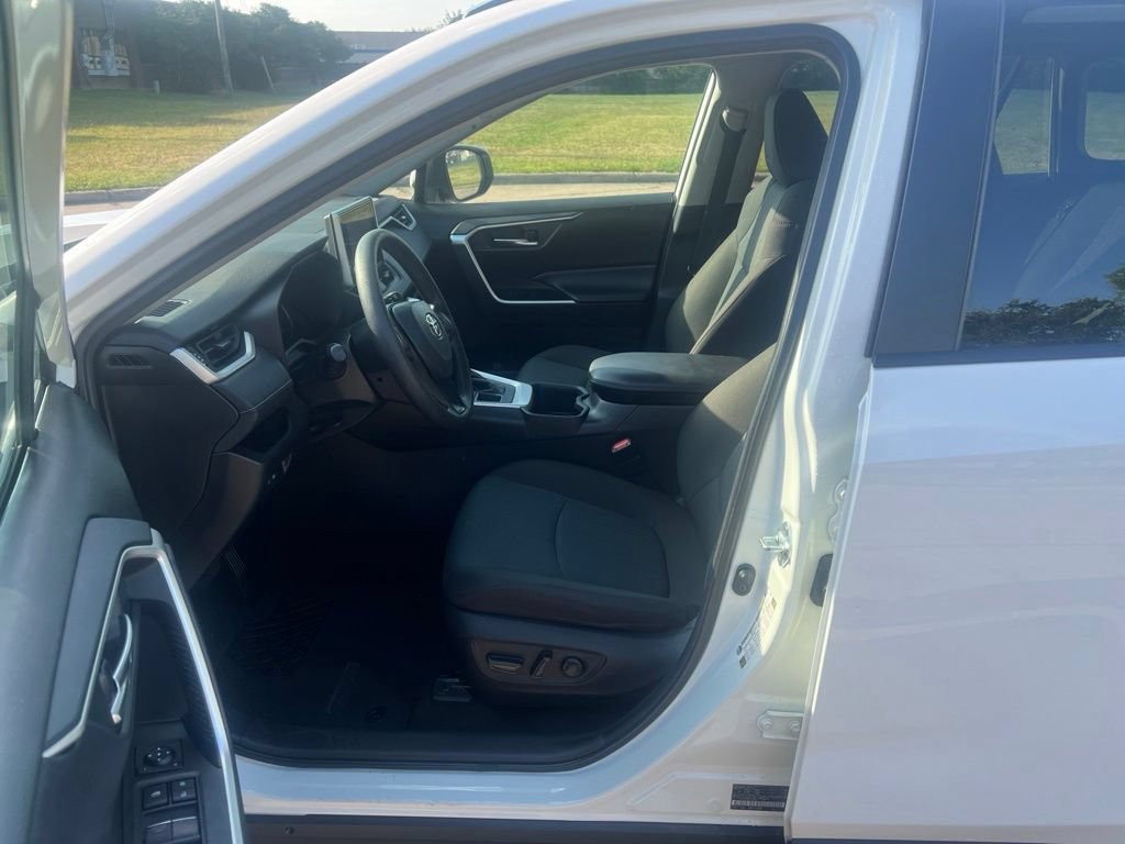 Used 2023 Toyota RAV4 XLE AWD/4WD image 5