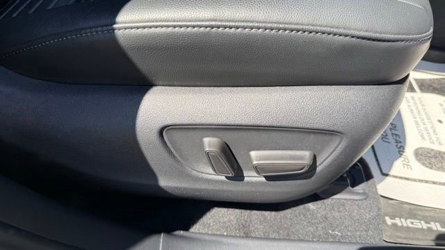 Used 2021 Toyota Highlander XSE AWD/4WD image 31
