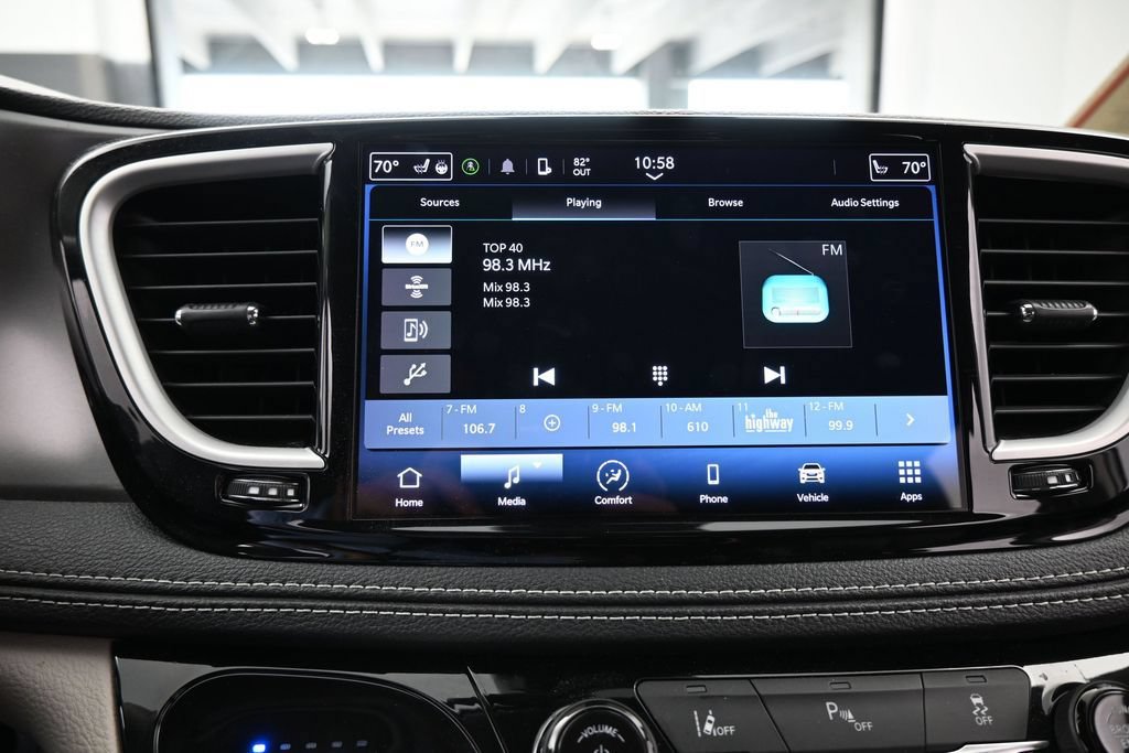 Used 2023 Chrysler Pacifica Touring-L FWD image 22