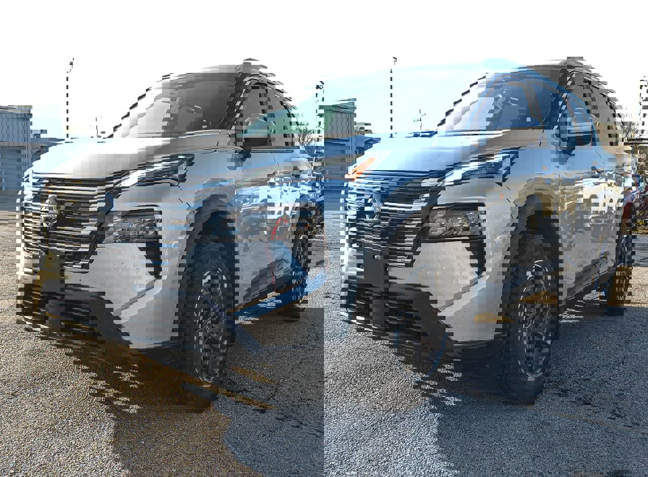 Used 2025 Nissan Rogue SV w/ SV Premium Package image 3