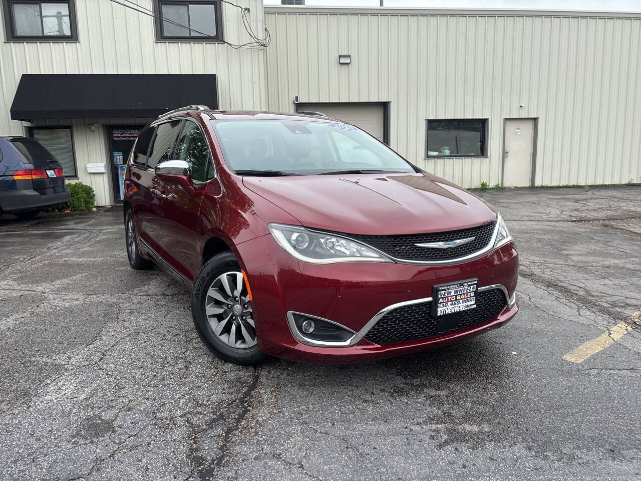 Used 2020 Chrysler Pacifica Limited w/ Advanced Safetytec Group FWD image 8