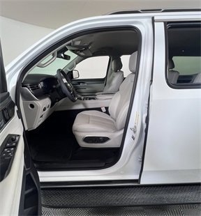 Used 2024 Jeep Wagoneer Series III w/ Flexible Seating Group image 5