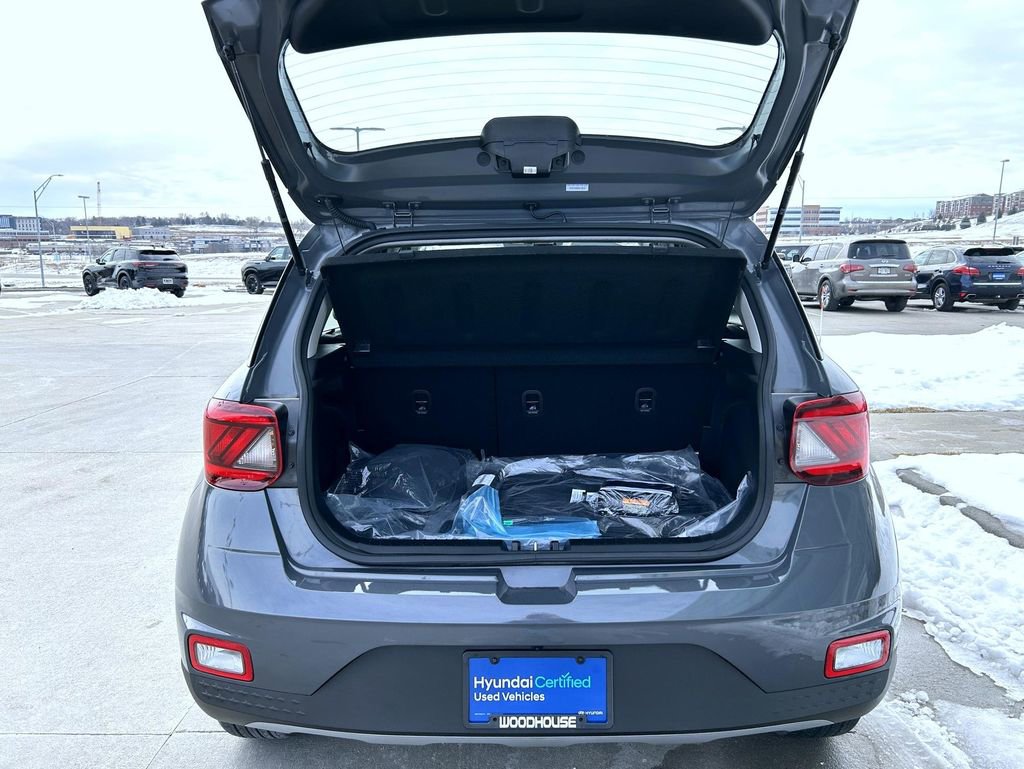 Used 2025 Hyundai Venue SEL image 21