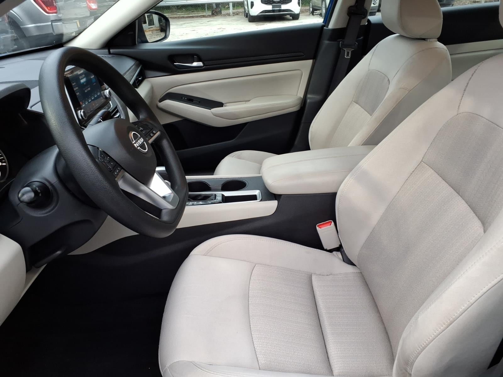 Used 2025 Nissan Altima 2.5 SV FWD image 11