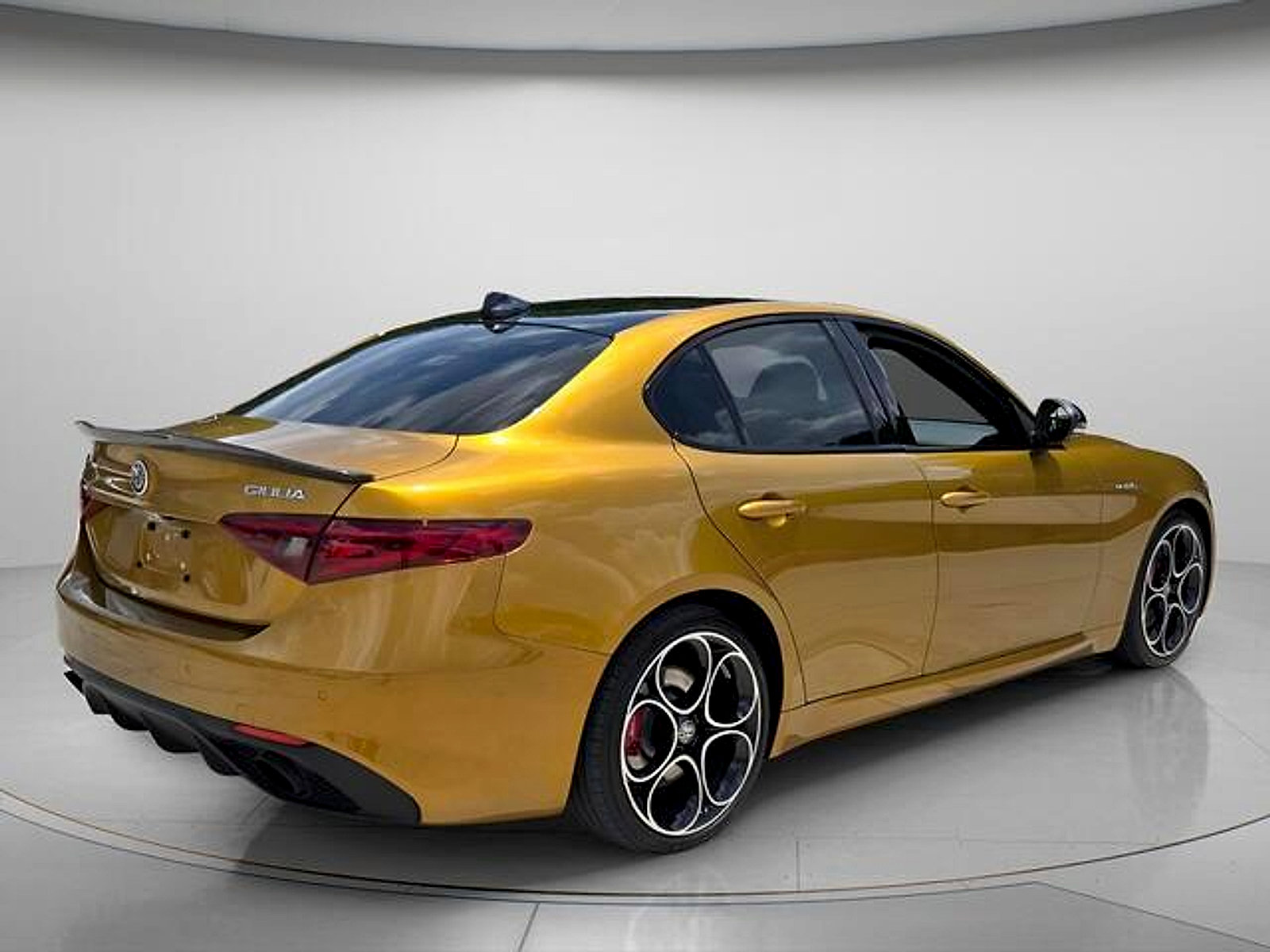 Used 2023 Alfa Romeo Giulia Veloce RWD image 7
