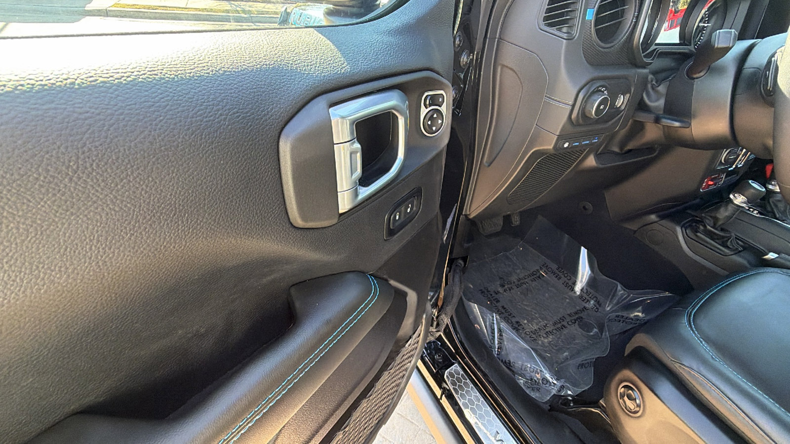 Used 2025 Jeep Wrangler Unlimited Rubicon 4xe image 15