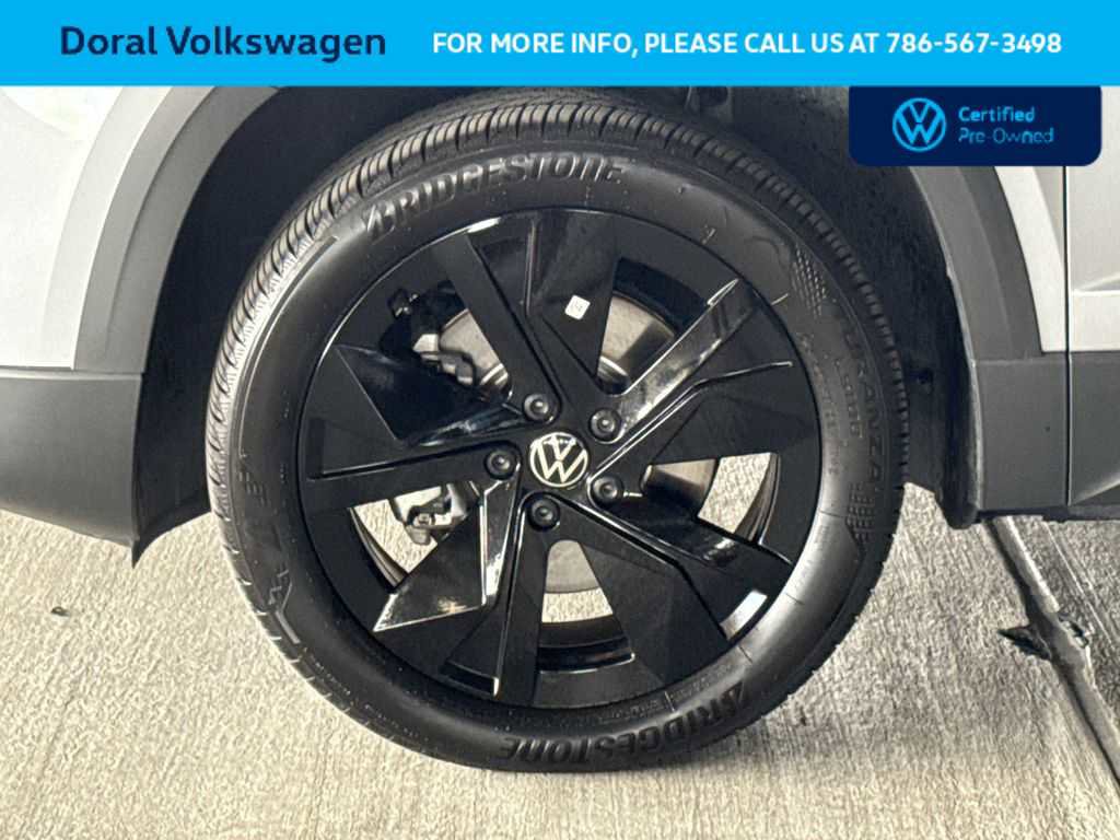 Used 2025 Volkswagen Taos SE FWD image 11