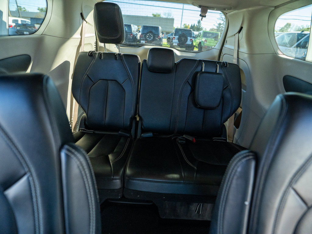 Used 2023 Chrysler Pacifica Touring-L FWD image 16