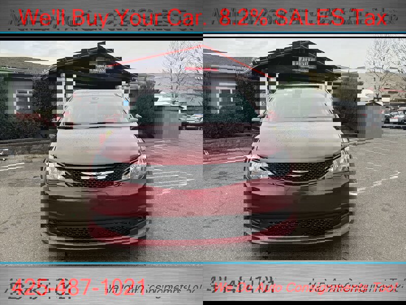 Used 2023 Chrysler Voyager LX image 2