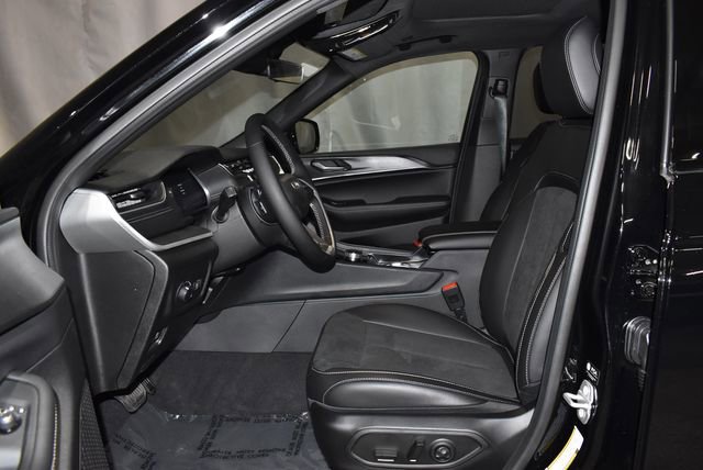 New 2025 Jeep Grand Cherokee Altitude image 10