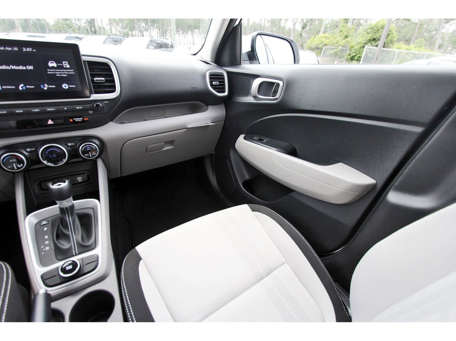 Used 2025 Hyundai Venue SEL FWD image 12