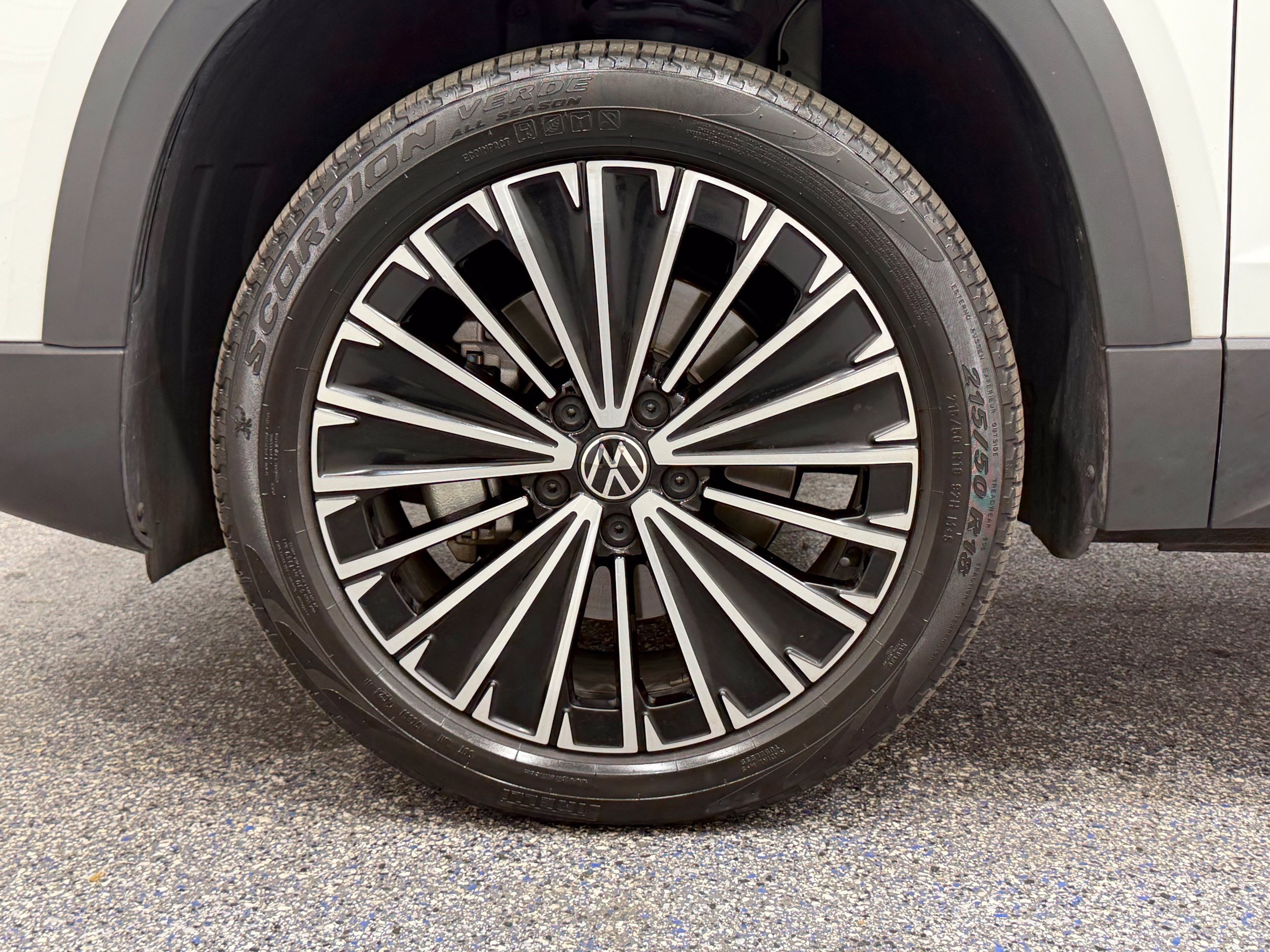 Certified 2025 Volkswagen Taos SE FWD image 11