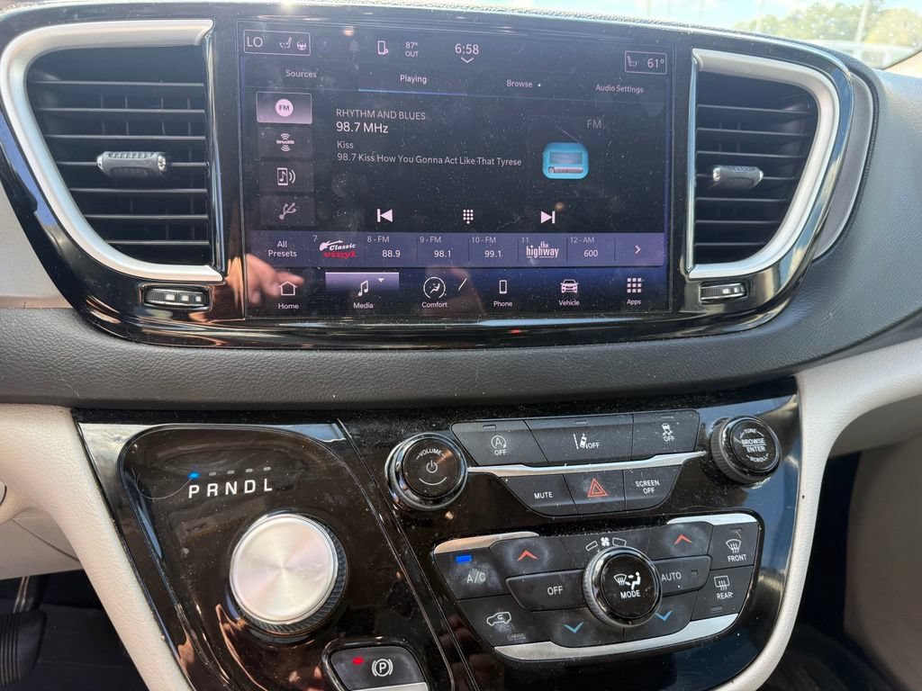 Used 2022 Chrysler Pacifica Touring-L FWD image 10