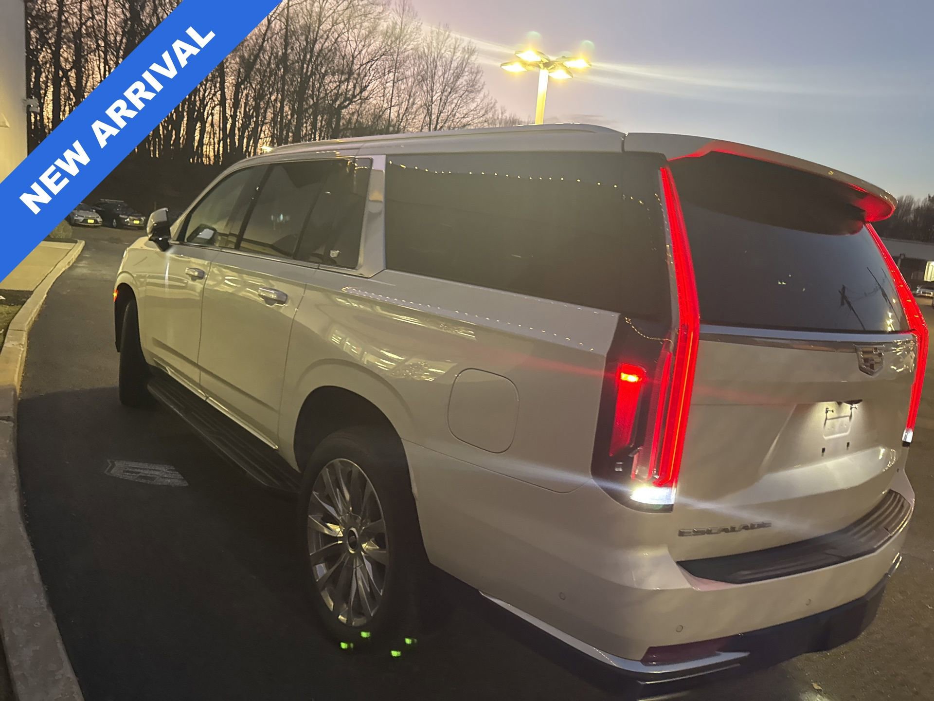 Used 2022 Cadillac Escalade ESV Premium Luxury image 4