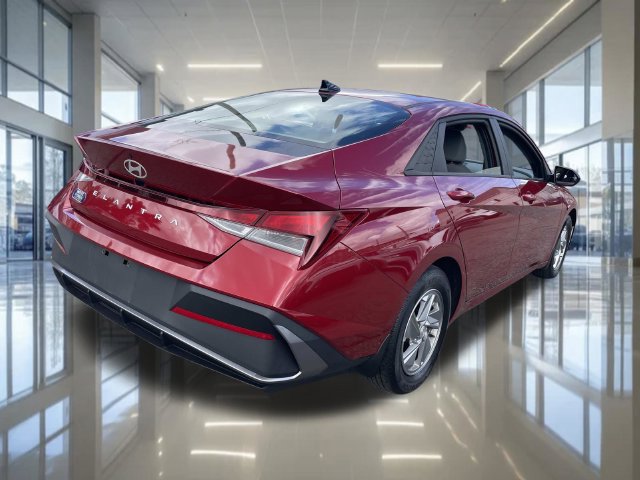 Certified 2024 Hyundai Elantra SE FWD image 7